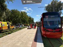 policia, električka, petržalka, nehoda