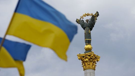 Kyjev a Moskva rozdielne reagujú na odobratie ukrajinskej vlajky zo Snemovne ČR