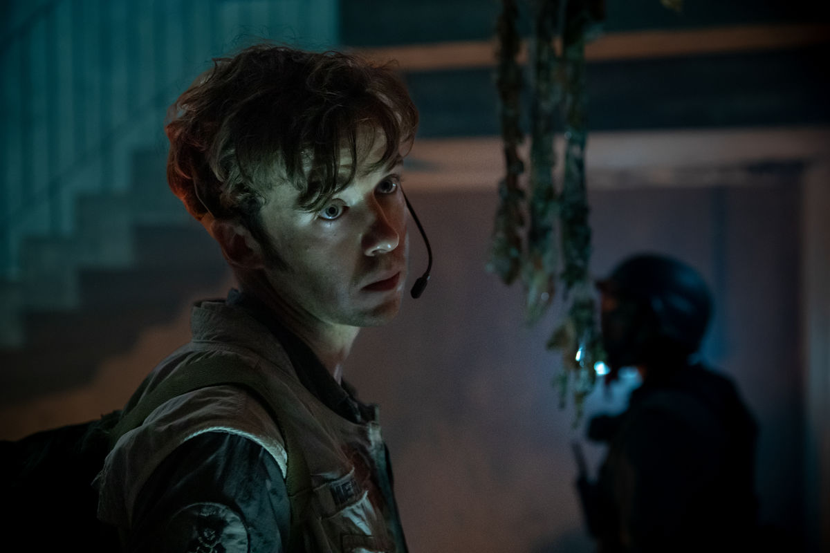 Herec Alex Lawther ako Hermit na zábere v...