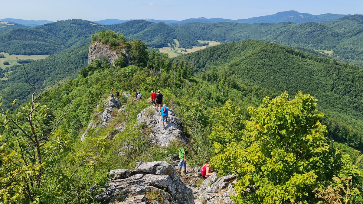 Hrebeň Hradovej v pozadí s Okrúhlou skalou