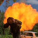 Ukrajinský vojak strieľa z mínometu