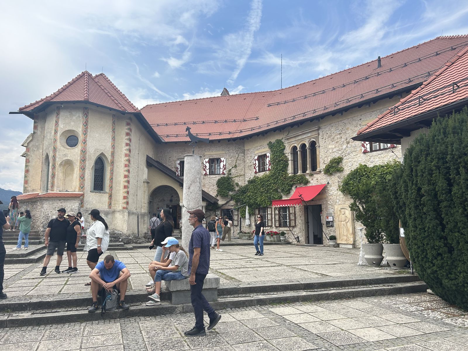 Nádvorie hradu Bled, vnútri je historické múzeum.