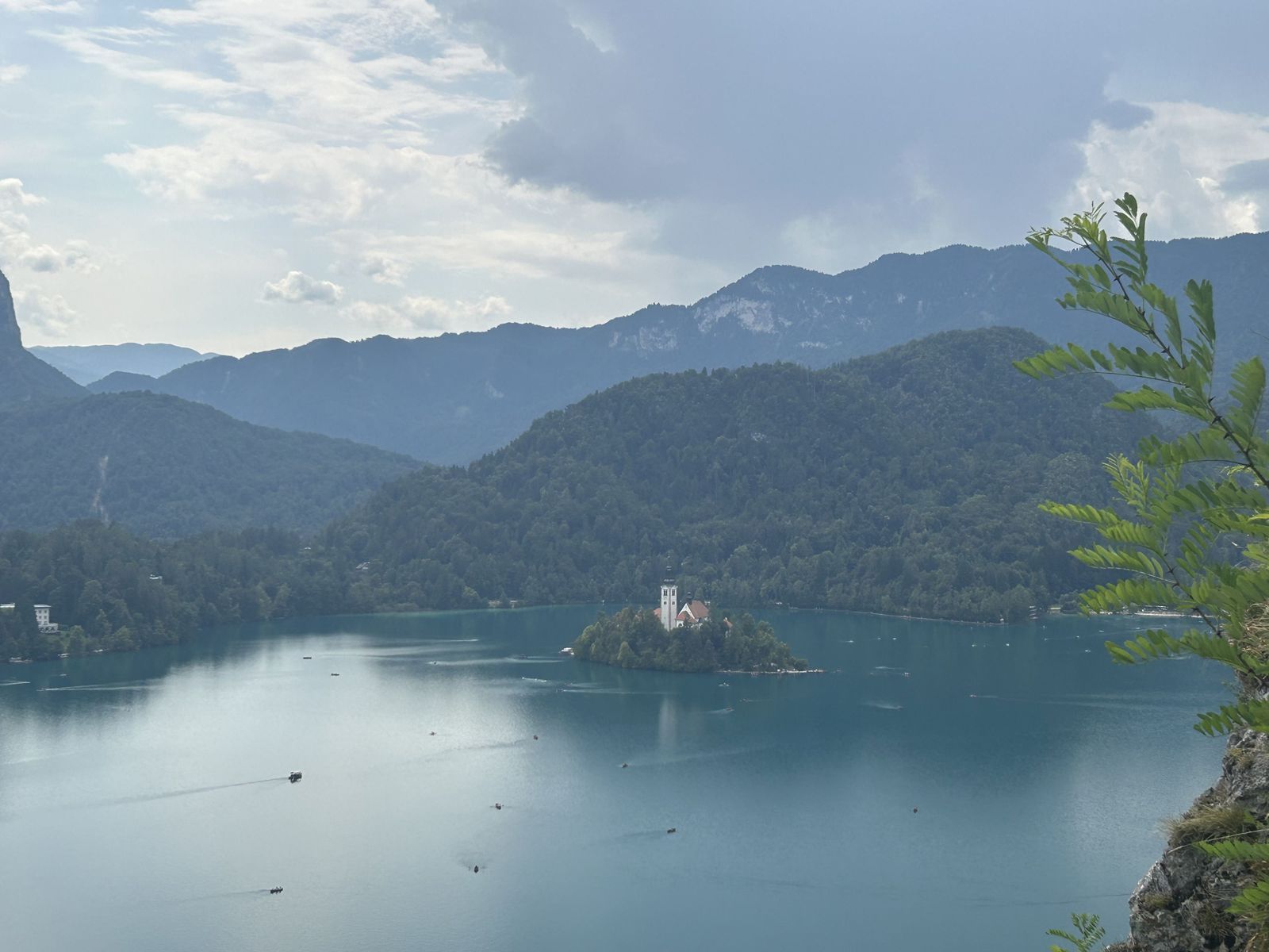 Slovisnké jazero Bled, uprostred je ostrovček s...