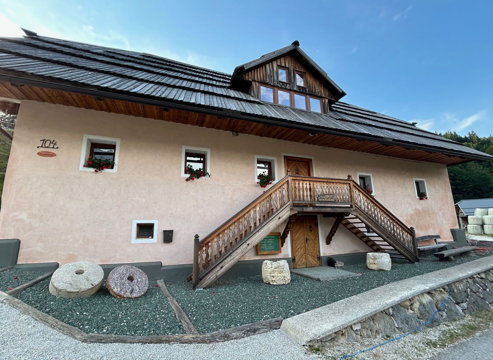 Kmetija - sýpka, kde predávajú farmári syry či...