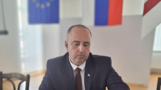 Revúcky primátor sa po nehode a liečení vracia do verejného života. Priznal zlyhanie, popiera však, že nabúral opitý