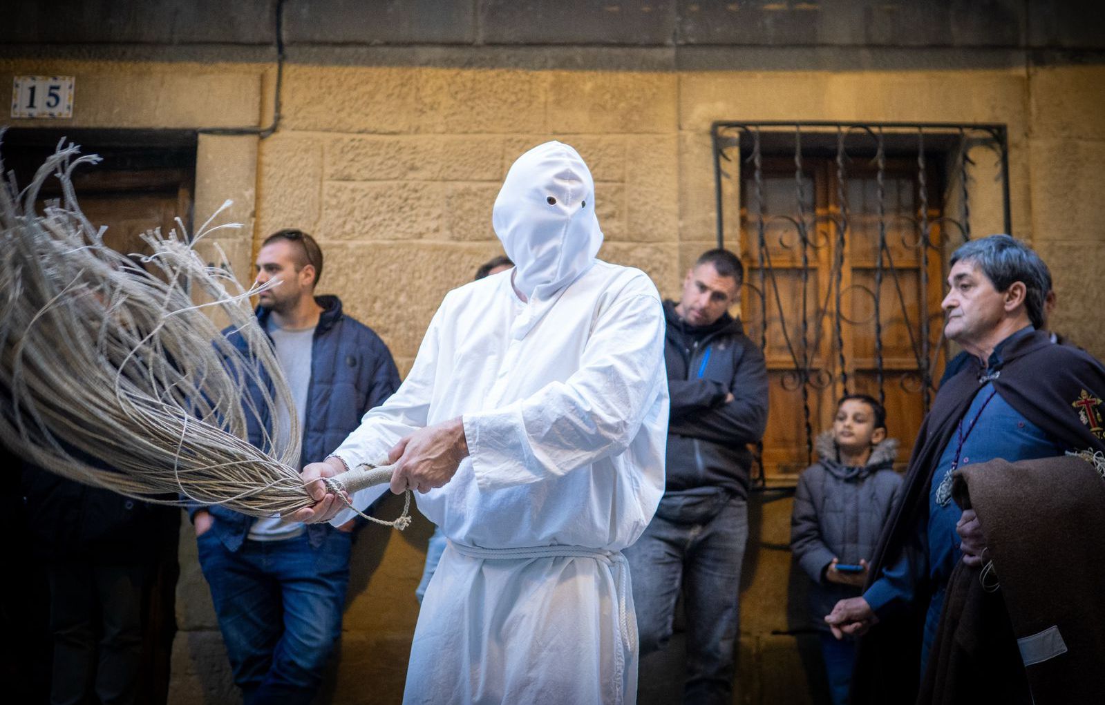 Kajúcnik s bičom a v bielom rúchu.