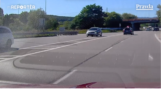 VIDEO: Takéhoto kaskadéra ste ešte nevideli. Vodičov obiehalo auto s mužom na streche