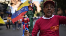 Vládny prívrženec drží v rukách hračky s...