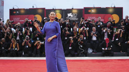 Herečka a členka poroty Zhao Tao pózuje v kreácii Prada.