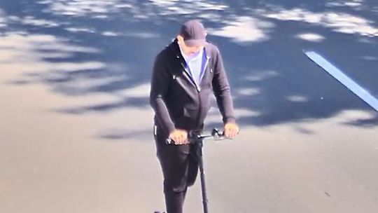 78-ročná žena prišla o 30-tisíc eur, naletela podvodníkom. Polícia pátra po tomto mužovi. Poznáte ho?