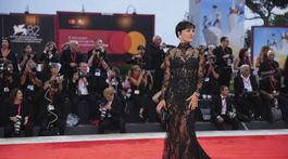 Linda Messerklinger pózuje v odvážnej čipkovanej róbe. 