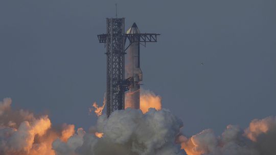 Muskova kozmická loď Starship úspešne odštartovala aj dopadla podľa plánu