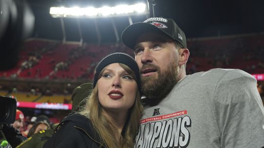 Hráč amerického futbalu Travis Kelce a speváčka...