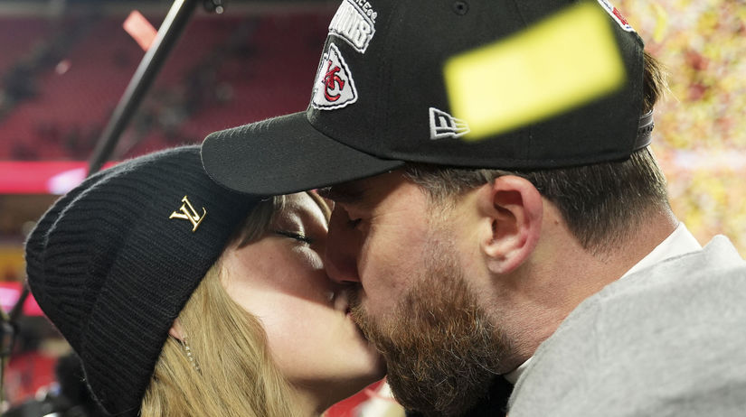 Hráč amerického futbalu Travis Kelce a speváčka...