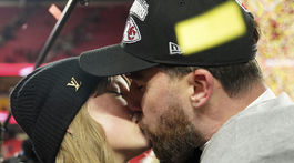 Hráč amerického futbalu Travis Kelce a speváčka...