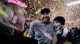 Hráč amerického futbalu Travis Kelce a speváčka...