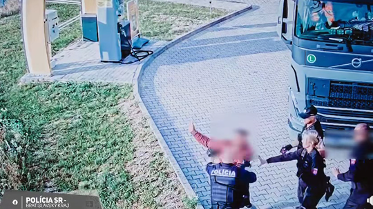Agresívny kamionista rozbíjal benzínku, potom napadol policajta. Vyčínanie muža zachytila kamera