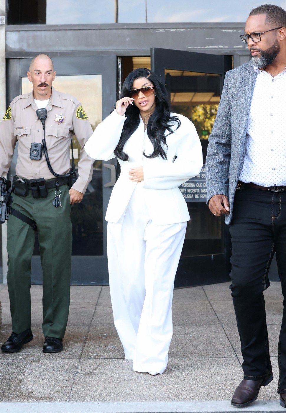 Cardi B videná pri odchode z súdu s viditeľným...