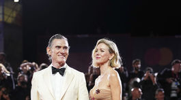 Herec Billy Crudup a jeho manželka Naomi Watts v kreácii Valentino. 