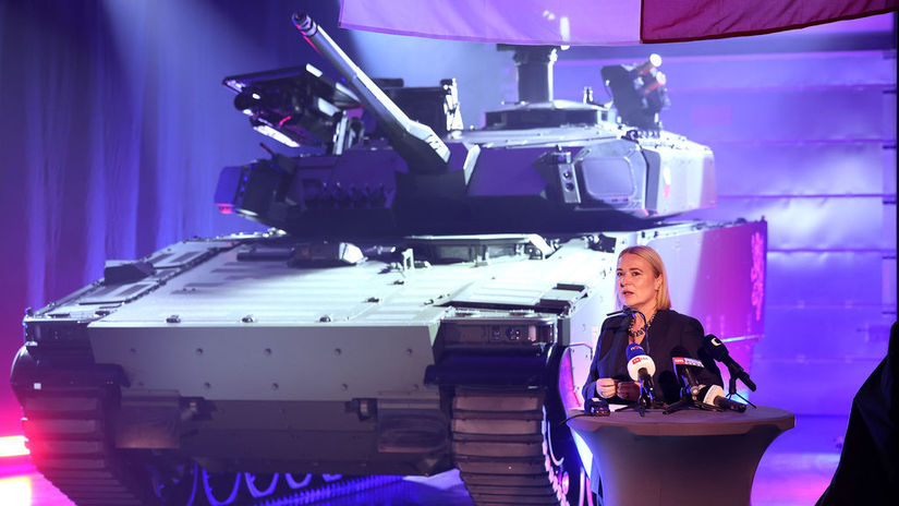 Jana Černochová a bojové vozidlo pechoty CV90
