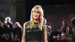 Herečka Laura Dern pózuje fotografom v kreácii...