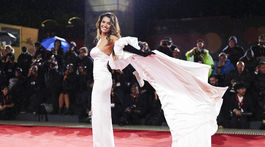 Loredana Salanta na premiére snímky Jay Kelly v Benátkach.