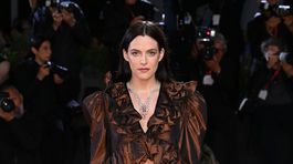 Herečka Riley Keough na premiére Jay Kelly v...