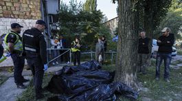 Telá obetí v plastových vreciach ležia na zemi...