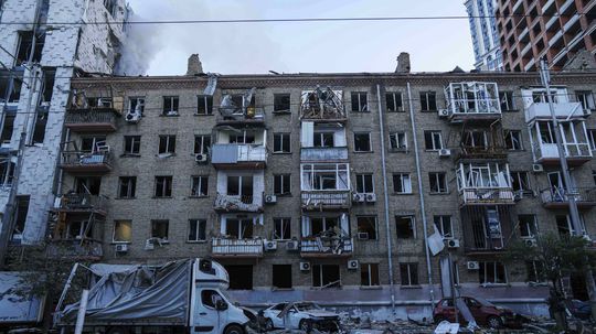 Obytná budova po útoku ruskej armády v...