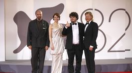 Zľava: Režisér Yorgos Lanthimos, herečka Emma...