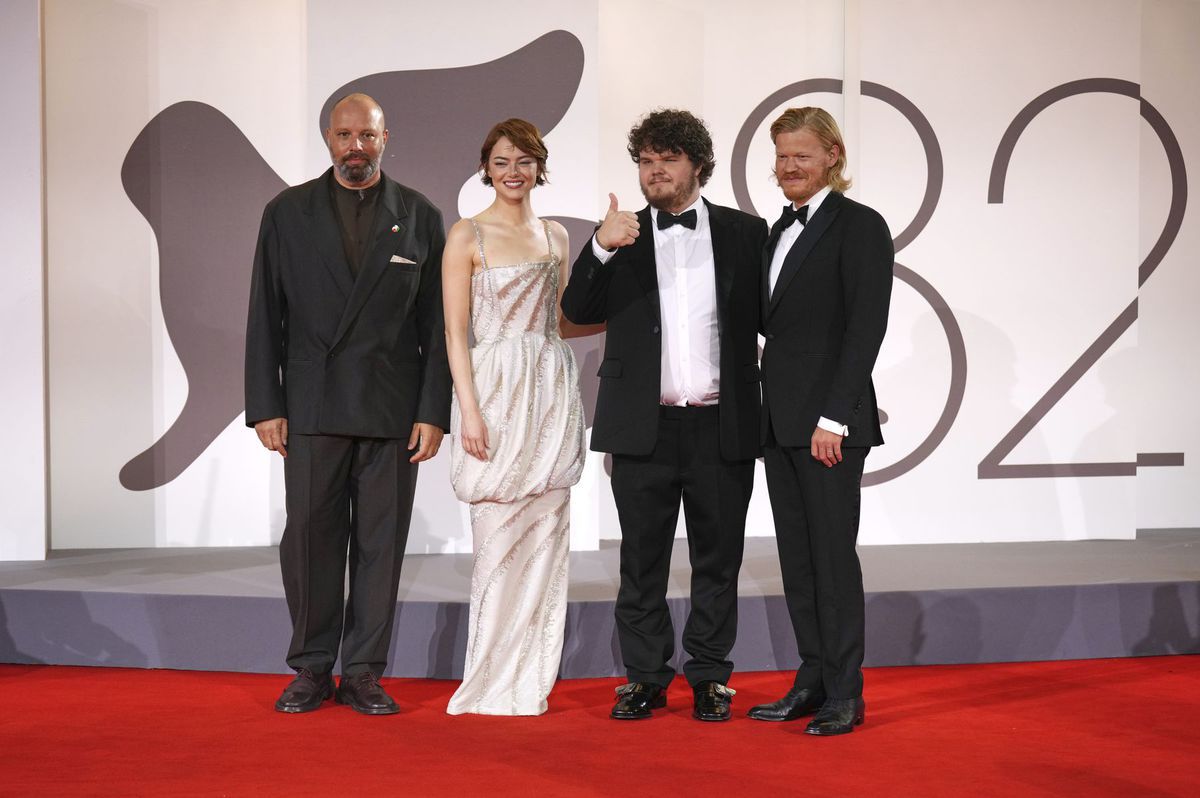 Zľava: Režisér Yorgos Lanthimos, herečka Emma...