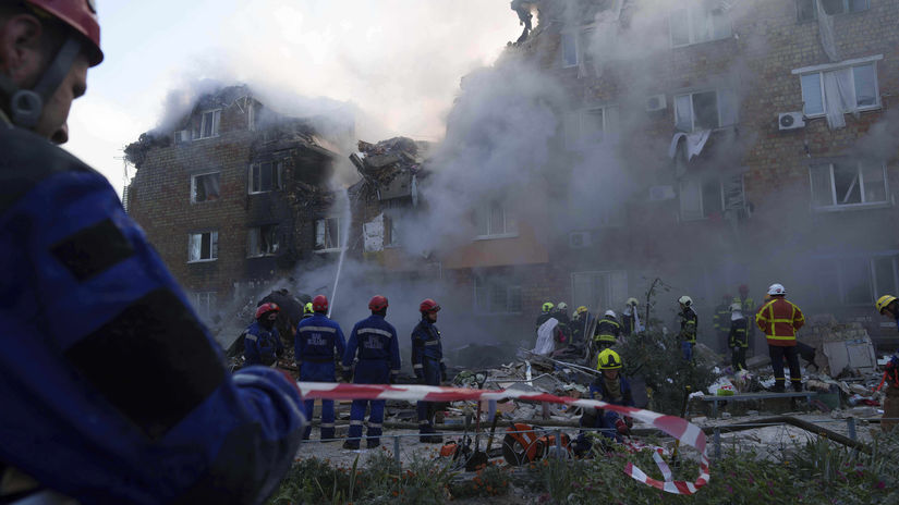 Záchranári zasahujú v Kyjeve po ruskom útoku...