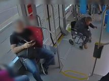 VIDEO: Dráma v bratislavskej električke: muž na vozíku udrel cestujúcu a vytiahol obušok. Spacifikoval ho policajt v civile