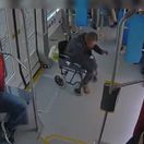 agresívny muž na vozíku, zásah policajta, bratislavská električka