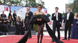 Alessandra De Tomaso pózuje fotografom. 