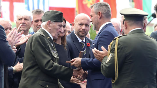 Stovky nových vojakov prisahalo vernosť vlasti počas osláv SNP. Partizánov povýšili na plukovníkov