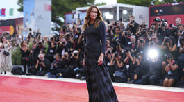 Herečka Julia Roberts pózuje fotografom na uvedení filmu After the Hunt.