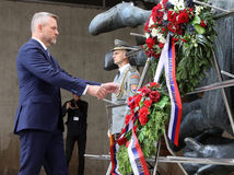 Peter Pellegrini, SNP, kladenie vencov