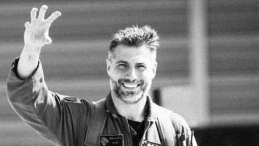 poľský pilot stíhačky F-16, major Maciej Slab...