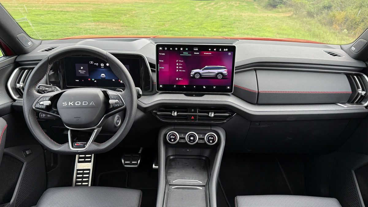 Prístrojovej doske dominuje veľký 13-palcový...