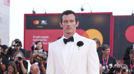 Herec Callum Turner prišiel na premiéru v...