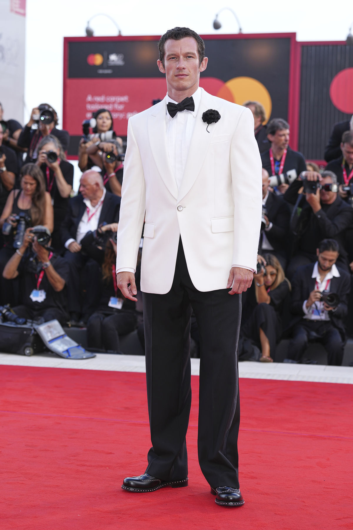 Herec Callum Turner prišiel na premiéru v...