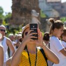 dovolenka, fotenie, turisti, cestovanie, mobil, historické pamiatky, turistka, priatelia, priateľstvo, výhľad