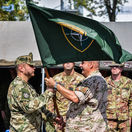 Generálmajor Králik odovzdáva vlajku