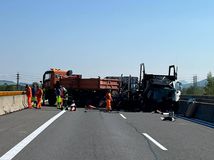 nehoda d1 diaľnica kamión cestári