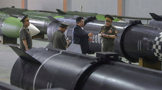 Severná Kórea ukázala novú továreň na rakety. Kim si prezrel kolosálne strely zblízka, bol „veľmi spokojný“