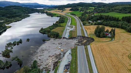 Zosuv pôdy vymazal z mapy časť diaľnice v Nórsku. Ostala kolosálna diera, jedna osoba je nezvestná