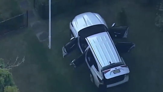 Auto prerazilo bránu do areálu ruského konzulátu v Sydney