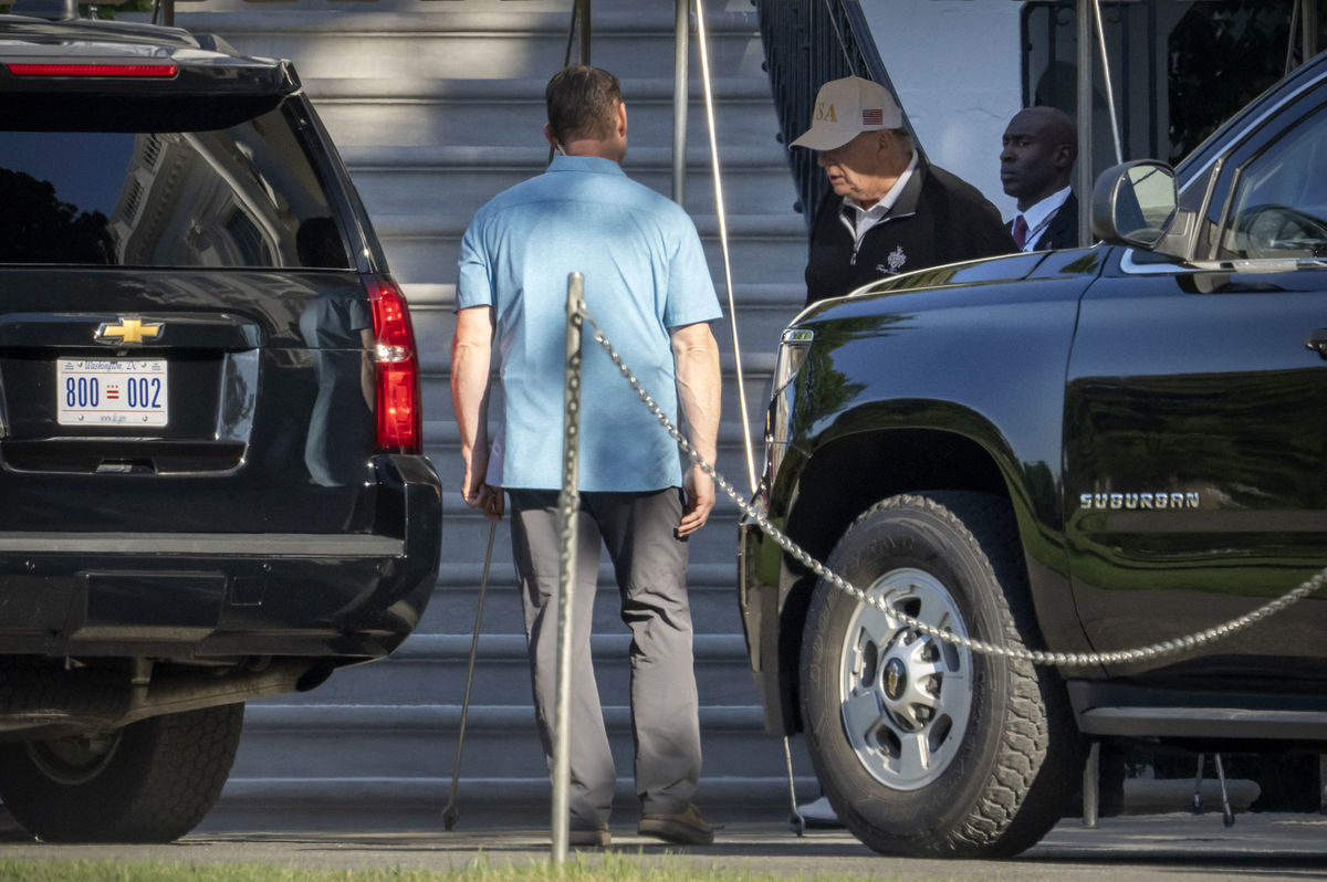 Prezident Donald Trump nastupuje do auta pred...