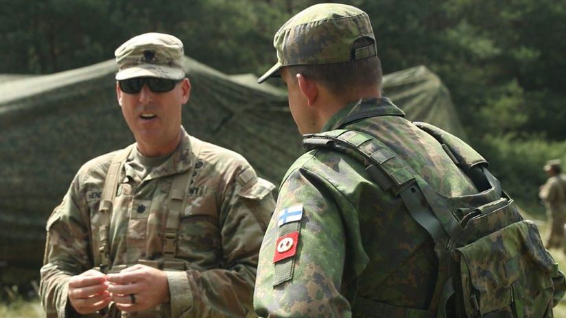 Americký a fínsky vojak v diskusii